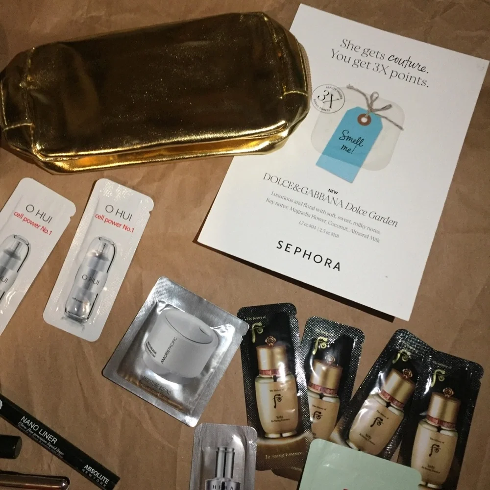 31 beauty samples & 2 cosmetic bags
